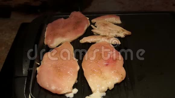 做鸡肉炸鸡厨师煮鸡片烤架上的肉视频的预览图