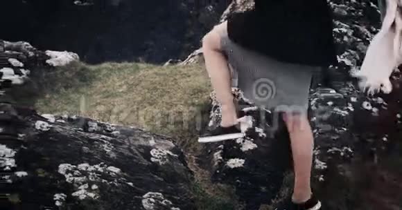 坚定的女人在海边的山上慢跑慢动作细节腿4k视频的预览图