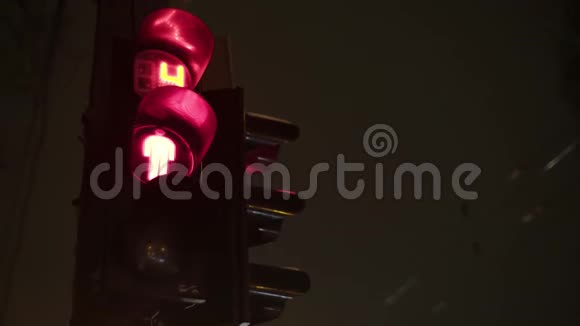 晚上路上的红绿灯特写镜头基辅乌克兰视频的预览图