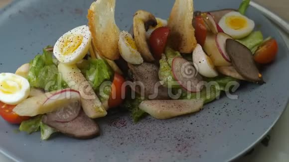 以冰山小牛舌鹌鹑蛋萝卜和腌制蘑菇为装饰的沙拉视频的预览图