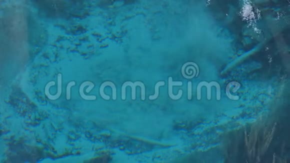 大自然池塘里的蓝水视频的预览图