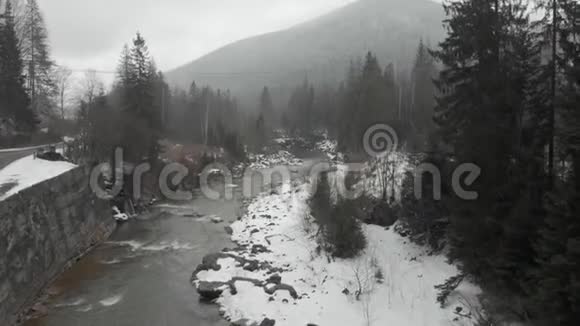白雪皑皑的喀尔巴阡山与无人机视频的预览图