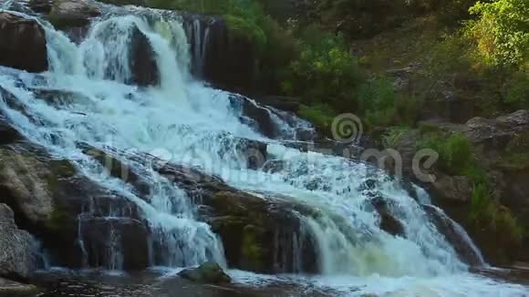 壮观的瀑布在树林里美丽的风景视频的预览图