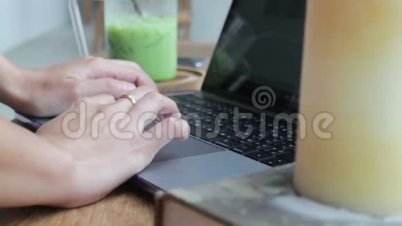 在网上工作的女士手提电脑喝冰奶绿茶视频的预览图