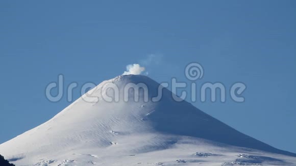 智利比利卡火山覆盖的雪烟视频的预览图