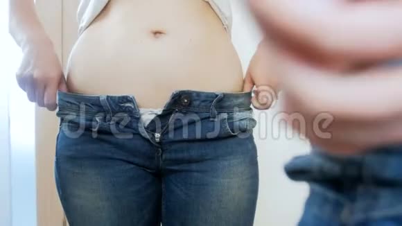 4k视频胖女人在镜子前穿牛仔裤视频的预览图