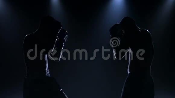 两名男子在演播室条件下戴拳击手套的剪影视频的预览图