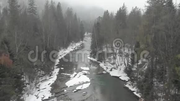 白雪皑皑的喀尔巴阡山与无人机视频的预览图