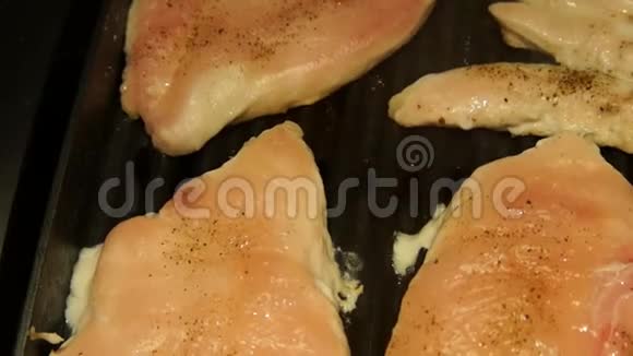 做鸡肉炸鸡厨师煮鸡片烤架上的肉视频的预览图