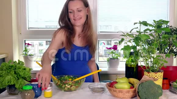 微笑的准妈妈倒盐混合生态天然蔬菜沙拉视频的预览图