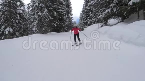 运动的女子滑雪专业在山坡滑雪胜地滑雪视频的预览图