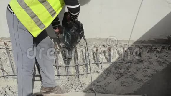 工人正在施工现场用气动锤钻混凝土建筑工人在拆除工地使用手提电锤视频的预览图