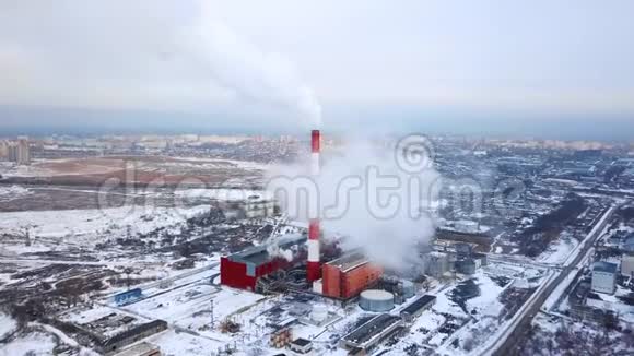 热电厂吸烟管道空中观景热电厂管道供暖季节视频的预览图