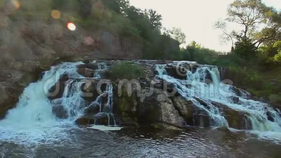 美丽的山瀑布景流水落岩视频的预览图