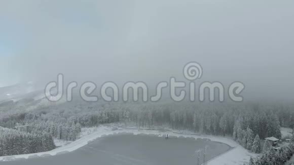 飞上白雪皑皑的冬雾蒙蒙的山林白雪覆盖视频的预览图