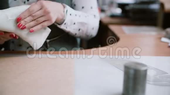 手工制造鞋类女人最后把苏格兰威士忌粘在木头上用钢笔画轮廓向左转4K视频的预览图