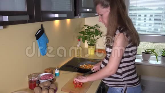 未来的妈妈用大胃切番茄放入烤盘视频的预览图