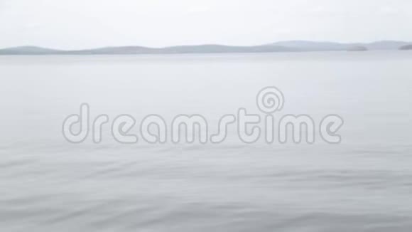 平静清澈的湖泊极简主义的景观视频的预览图