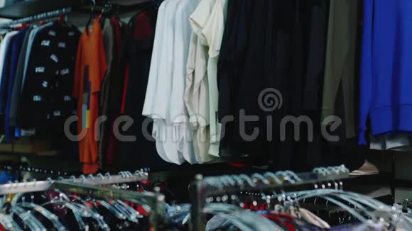 年轻女子在服装店挑选内衣视频的预览图