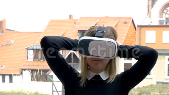 女孩调整她的VR耳机视频的预览图