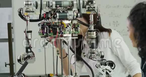 青年电子工程师团队合作在车间建造机器人视频的预览图