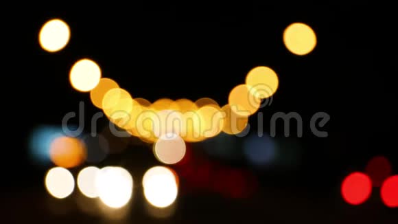大夜城十字路口汽车灯模糊视频的预览图