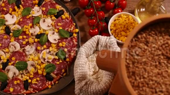在自制美味披萨上方的摄像机幻灯片视频的预览图