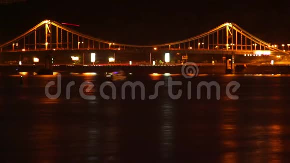 夜晚的河桥交通闪亮的倒影渡船视频的预览图