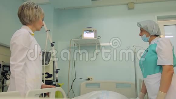 一位女护士和一位女医生拜访病人讨论他的病情视频的预览图