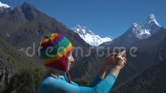 女游客拍自然照片视频的预览图
