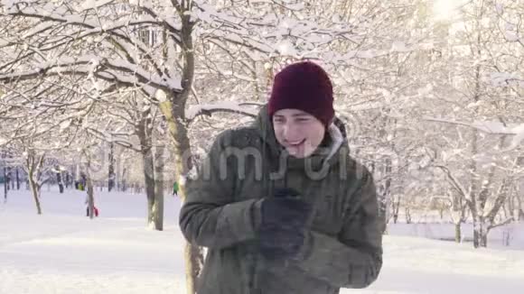 年轻人在身体和头部上滚雪球视频的预览图