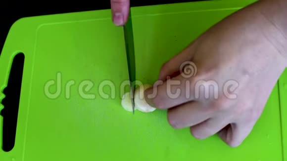 洋葱和大蒜在绿色切割板上烹饪视频的预览图