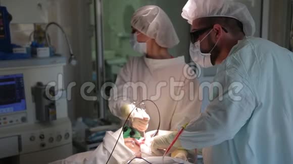 外科医生小组移除肿瘤光动力疗法一种治疗癌症的方法视频的预览图