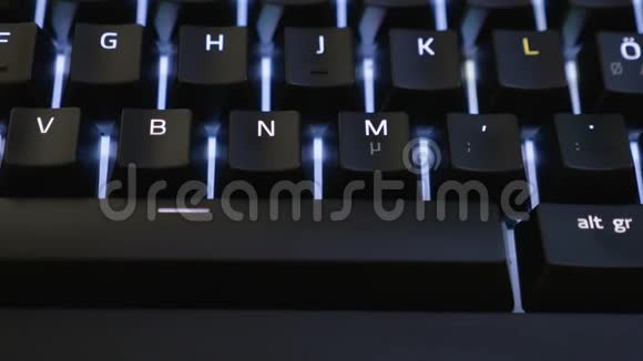 多利沿着键盘移动视频的预览图
