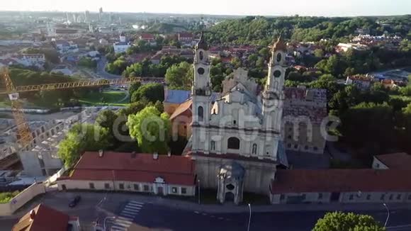 维尔纽斯老城背景是阿森松和乌苏比斯共和国教堂视频的预览图