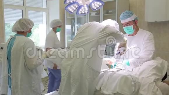 医院外科组使用无菌手术器械进行手术视频的预览图