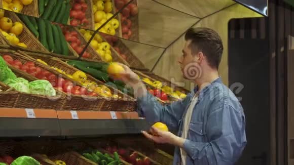 盖伊在超市买水果和蔬菜视频的预览图
