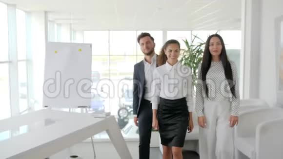跨国企业的人们在白色宽敞的办公室里做手势办公室的人们竖起大拇指视频的预览图
