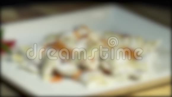 一道主菜在一家餐馆上桌时的录像显示这顿饭正变得集中起来并再次偏离了重点视频的预览图