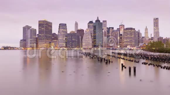 纽约曼哈顿市中心海景现代建筑天际线上令人难以置信的日夜时光流逝全景视频的预览图