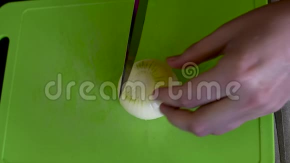 洋葱和大蒜在绿色切割板上烹饪视频的预览图