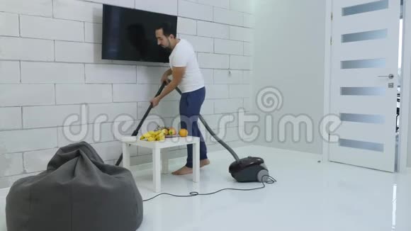 快乐的年轻的打扫卫生的徘徊在新家中的肖像视频的预览图