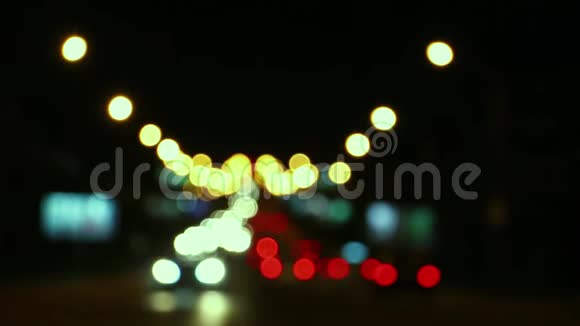大夜城十字路口汽车灯模糊视频的预览图