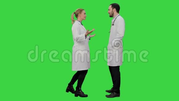 快乐的年轻医学生跳舞庆祝他们通过了绿色屏幕上的考试Chroma键视频的预览图