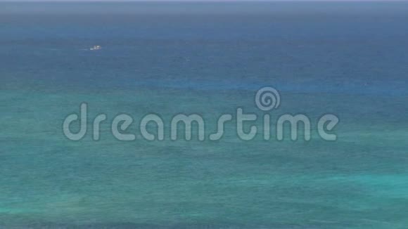 广阔的蓝绿色加勒比海水域景观视频的预览图