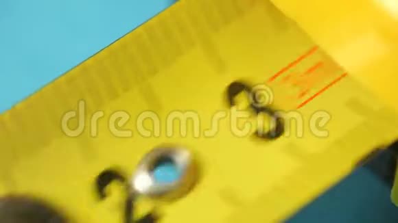 黄色卷尺测量带的卷视频的预览图