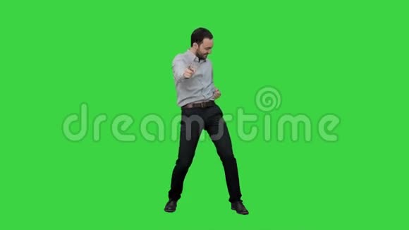 快乐男人在绿色屏幕上表演舞蹈Chroma键视频的预览图