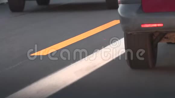 汽车在车流中缓慢行驶俯视下方视频的预览图