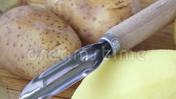 马铃薯削皮和块茎削皮视频的预览图