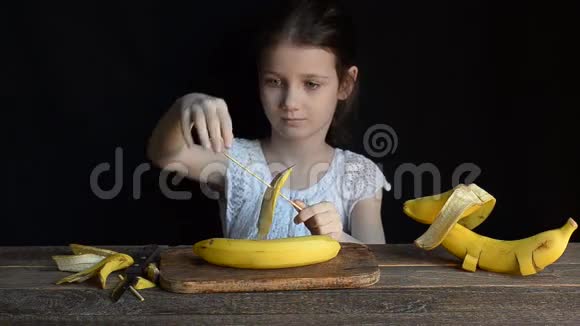 女孩做船香蕉和玩它视频的预览图